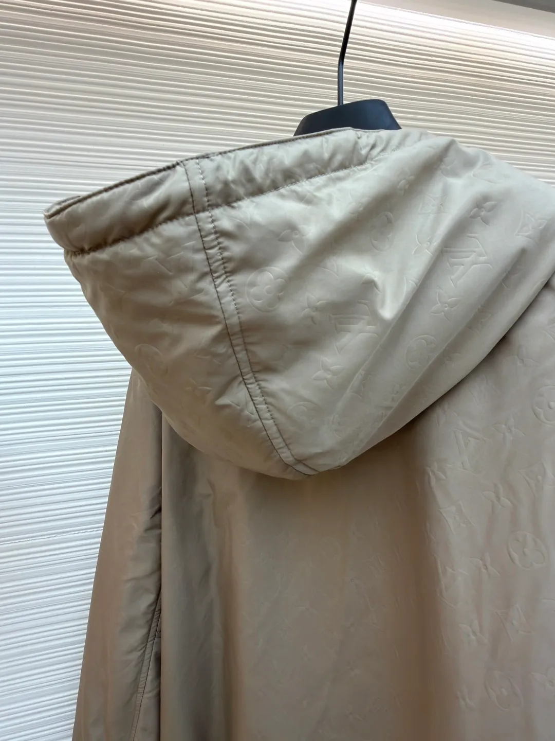 LOUIS VUITTON gravure embossed cotton clothing ●Original version: 26100 purchased and developed ●Item number: 1681593-C95 ●Fabric: polyester fiber fabric ●Technology: embossed production ●Color: khaki ●Version: fitted version ●Weight: about 575 grams ●Size: XS-S-M-L ●Description: This hooded windproof jacket renews the classic jacket design on the 2025 spring and summer show, with an all-over embossed pattern dipped in elegant tones. Lightly padded and silky lined for added comfort, it adds a modern edge to everyday looks. The overall wiring is straight and delicate, the fabric is comfortable and soft, and the color is consistent without color difference. It can be matched with the same style to create a fashionable look and control various occasions. Customized accessories, complete with three standards, same style for men and women!